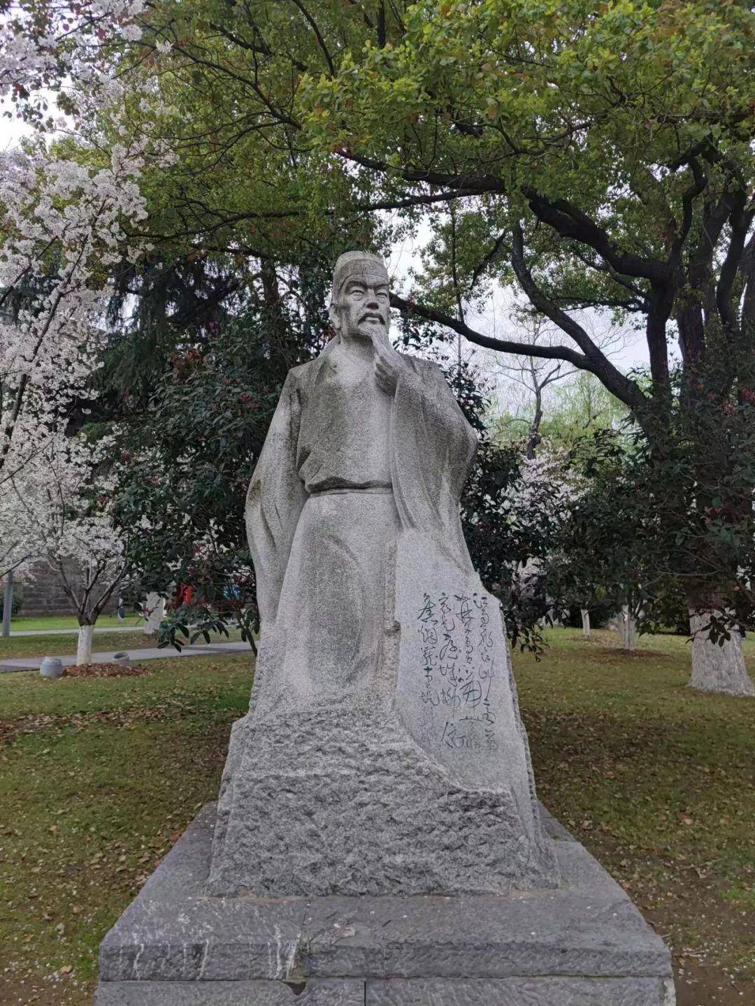 无情最是台城柳！风水学鼻祖郭璞与大诗人韦庄隔湖遥望