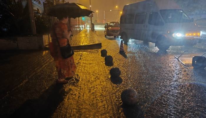 暴雨橙色预警：8省区暴雨肆虐，福建台湾局部特大暴雨