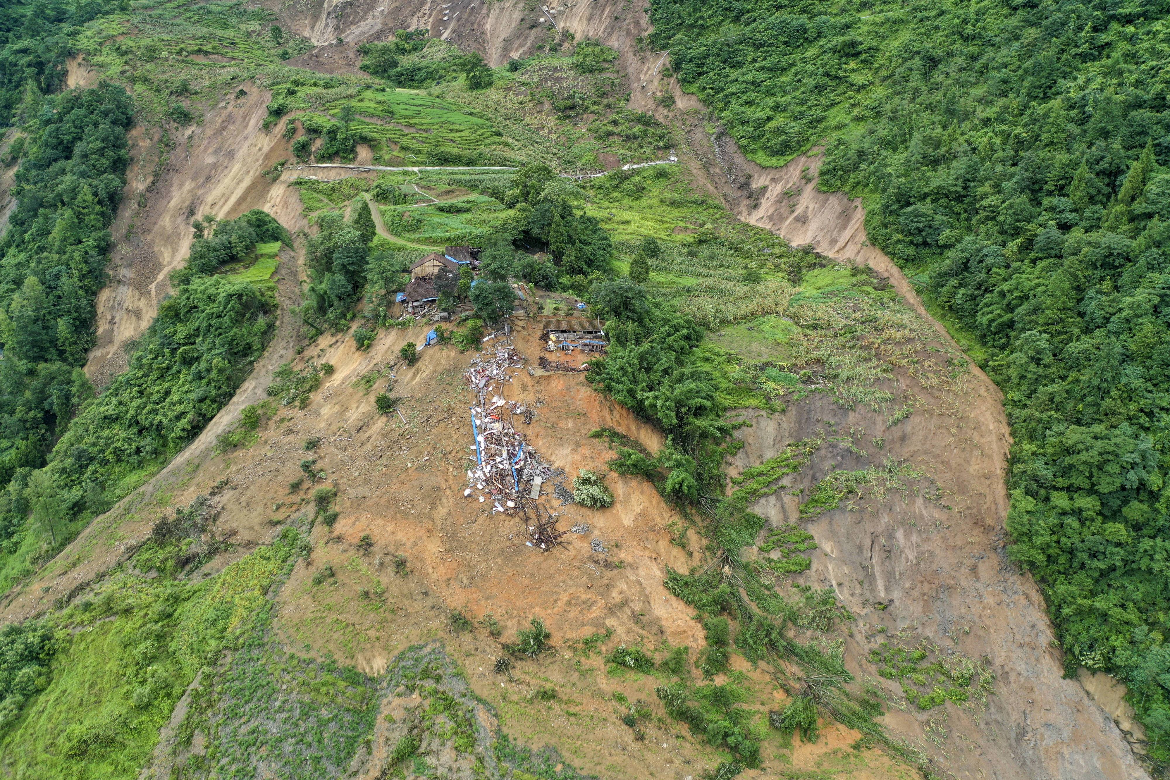 青海海东市发生大面积山体滑坡