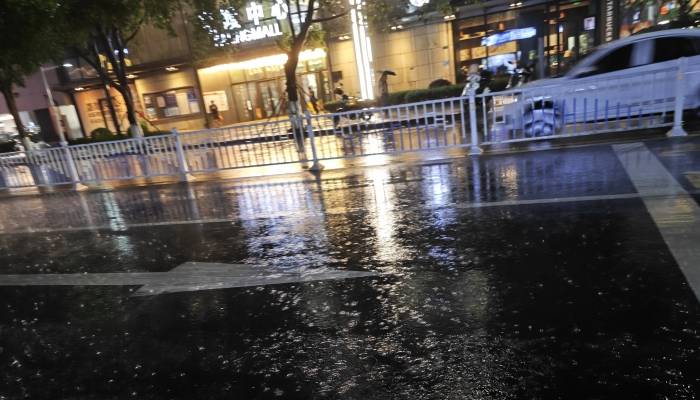 韩国连续三天暴雨不断造成大面积破坏：1500多人被迫撤离